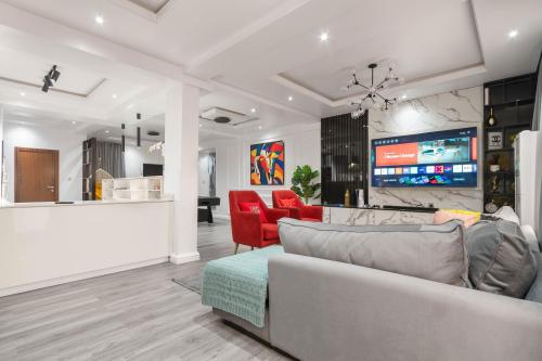 10190acc6680-a7bc-40eb-9ea9-10e98101a8f4