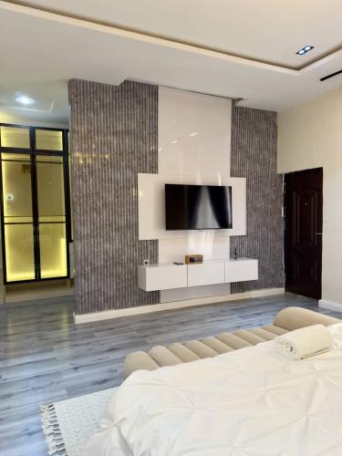 c1272054-7b48-493b-9c68-e9036c8e4d05