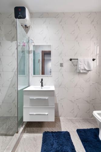 f4c137d8-b687-45cb-bc82-6957a586b282